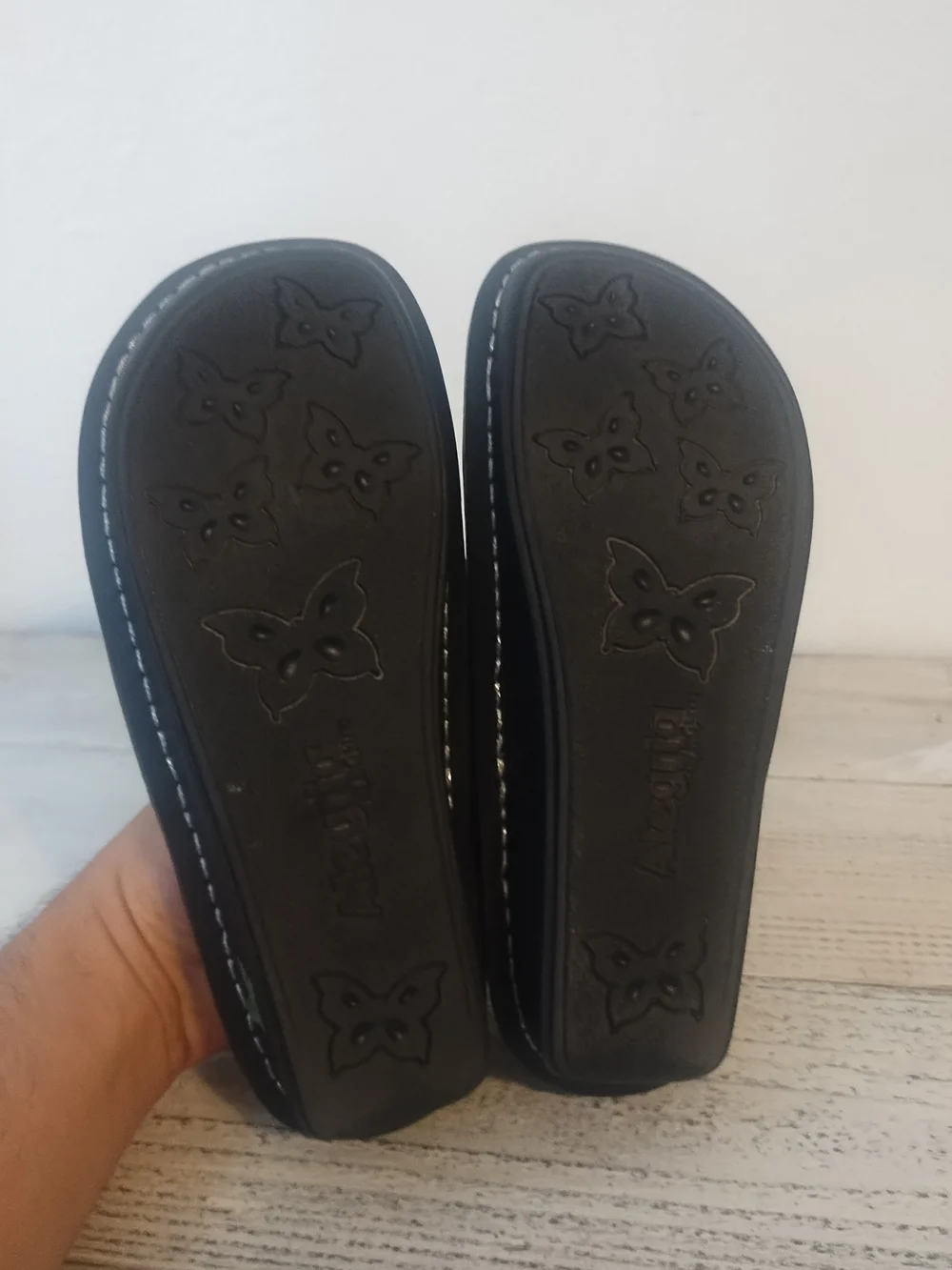 Girls  Green Cutout Comfort Sandals very good condition